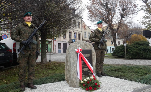 W listopadzie ub. roku, na pl. Cichociemnych, odsłonięto kamień z tablicą poświęconą Michałowi Stasiukowi. 24 marca o godz. 12. przed kamieniem władze miasta oraz przedstawiciele Instytutu Pileckiego złożą kwiaty i zapalą znicze.