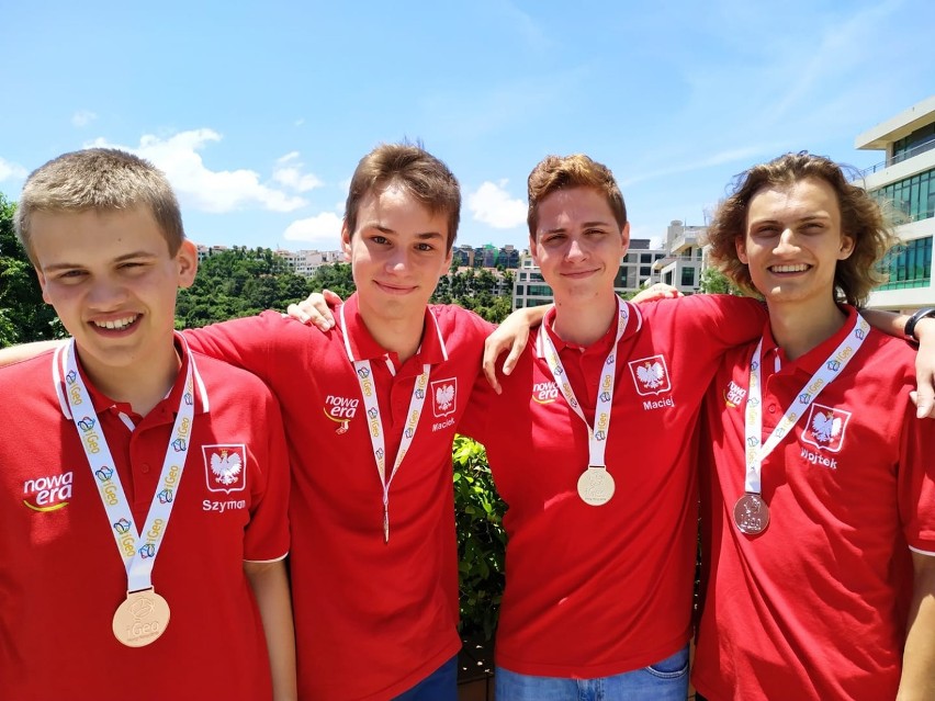 Uczeń III Liceum Ogólnokształcącego w Gdyni wywalczył srebrny medal podczas Międzynarodowej Olimpiady Geograficznej w Hong Kongu ZDJĘCIA