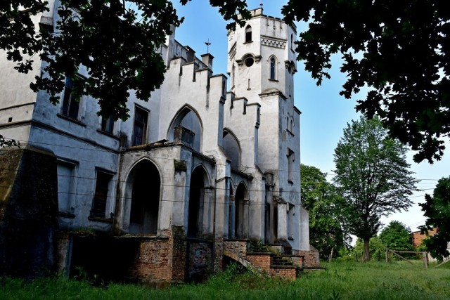 Piękny, neogotycki pałac w Drwalewicach, w gminie Kożuchów