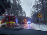 Auto wpadło w poślizg i dachowało w Truskolasach (pow. kłobucki). Jedna osoba poszkodowana 