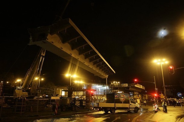 W sobotę, o godz. 23.30. rozpoczął się montaż drugiej sekcji estakady tzw. sekcji E Nowej Trasy Słowackiego położonej od strony centrum handlowego. 

Więcej zdjęć z nocnego placu budowy, tutaj