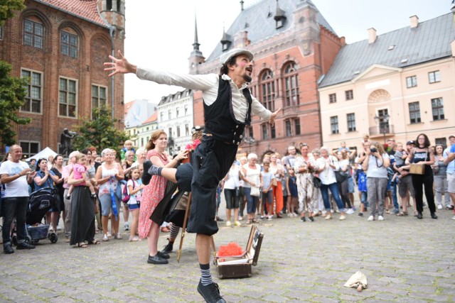 Trwa 5. Festiwal Teatrów Ulicznych w Toruniu. Dziś na Rynku Staromiejskim można było zobaczyć dwa spektakle: „Timetraveler” i „Tango? Si, Tango!”. Zobaczcie  zdjęcia!