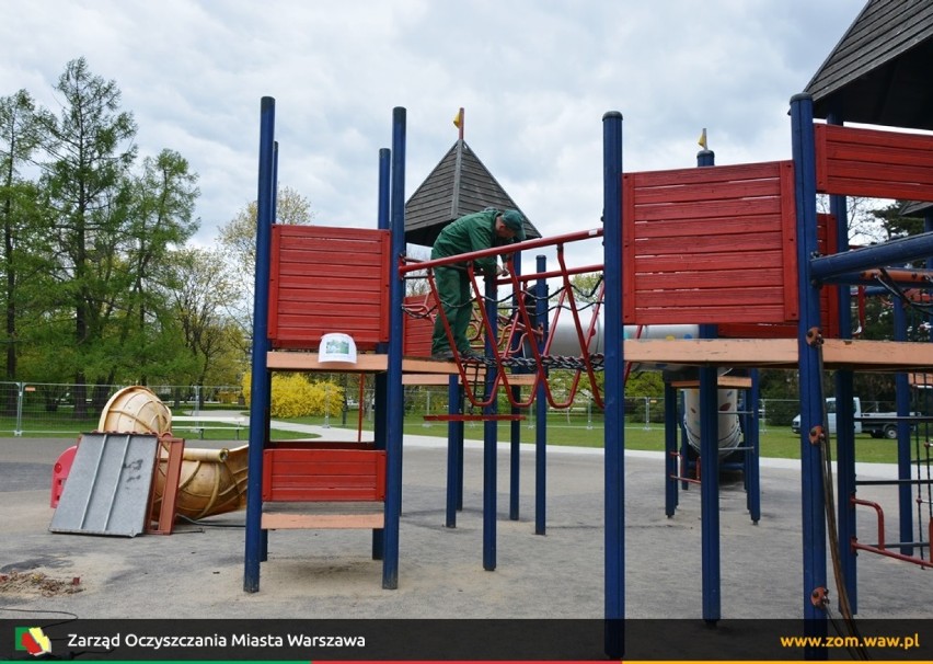 Ekologiczny plac zabaw w parku Ujazdowskim. Trampolina,...