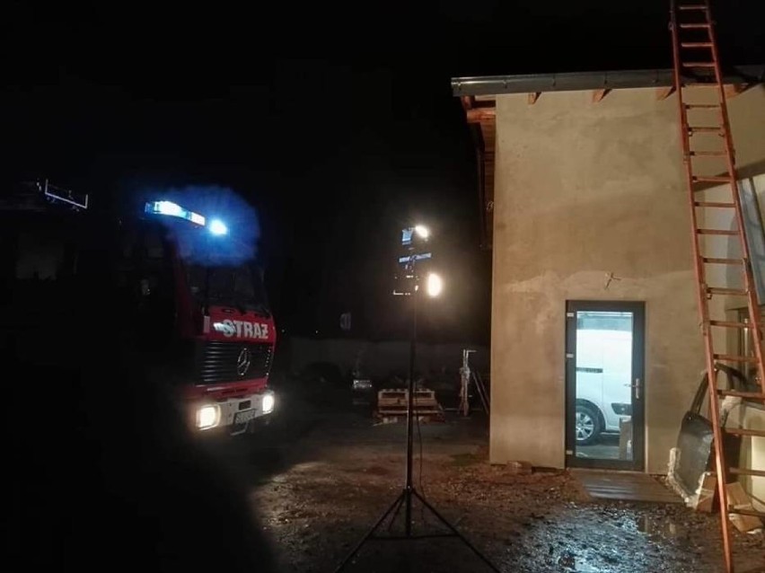 Skutki wichury w woj. śląskim: brak prądu, zatrzymane pociągi i uszkodzone domy ZDJĘCIA