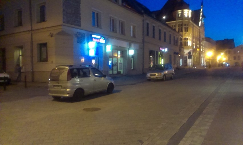 Srebrne samochody zaparkowane na ulicy Krakowskiej 17 lipca...