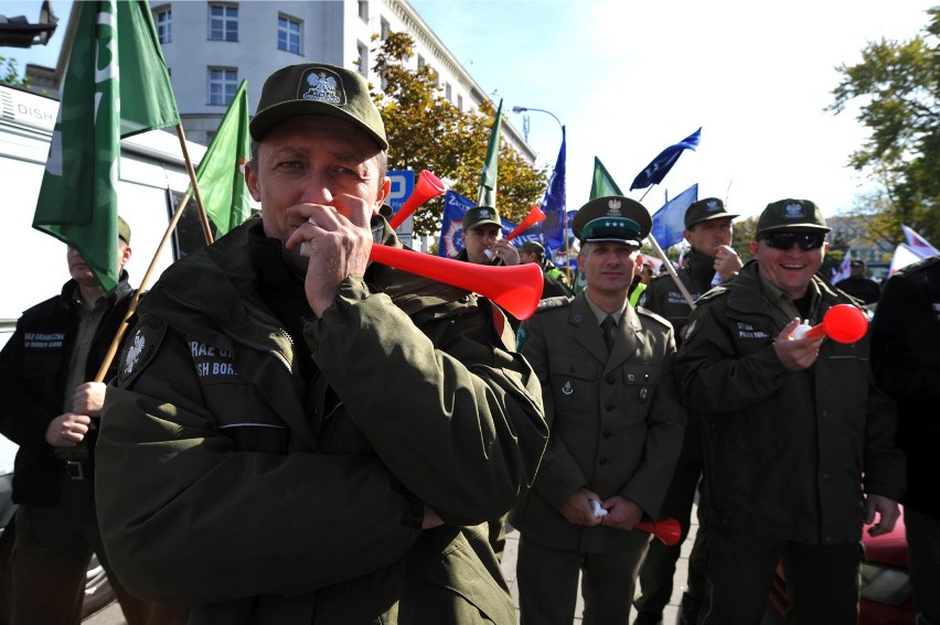Pikieta służb mundurowy przed Sejmem [ZDJĘCIA]. Protest policjantów, celników, strażaków...