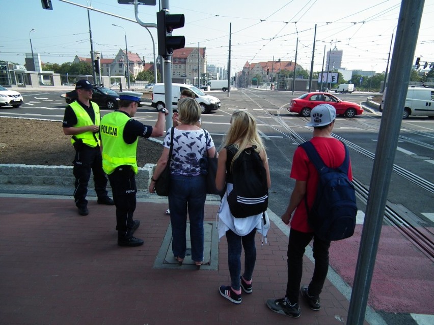 Duża część pieszych chce przejść Kaponierę górą, korzystając...