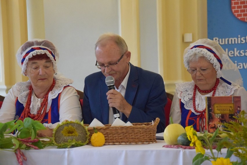 Weselny stół, kujawskie stroje, chleb ze smalcem i ogórkami,...