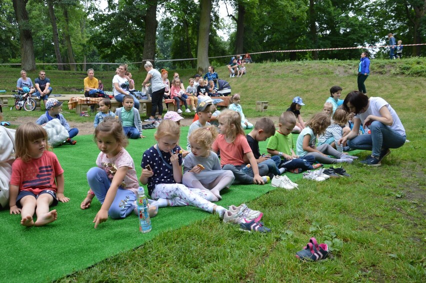 W parku miejskim w Skierniewicach, w niedzielę, odbył się pierwszy spektakl teatralny dla dzieci