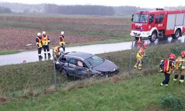 Samochód wypadł z autostrady i zatrzymał się w rowie przy drodze serwisowej przy A4 przed węzłem w Tarnowie