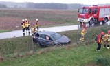 Wypadek na autostradzie przed zjazdem w Tarnowie Krzyżu. Samochód wypadł z jezdni i leży przy drodze technicznej przy A4. Są ranni!