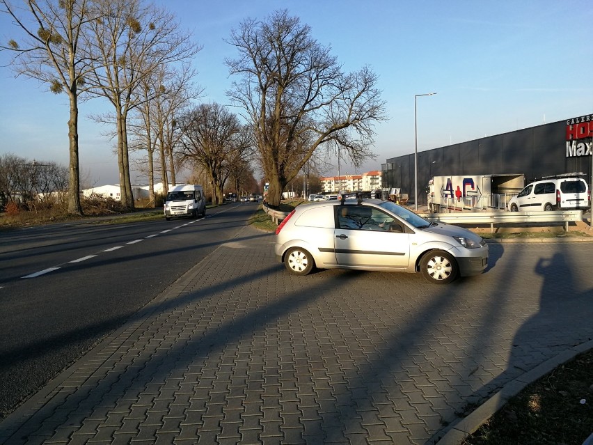 Po serii naszych zdjęć, jest decyzja o tymczasowym rozwiązaniu dla pieszych przy galerii Hosso w Świebodzinie