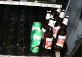 Zamiast przekąsek w automacie był alkohol! Funkcjonariusze policji z Bytomia zatrzymali 44-latka [ZDJĘCIA]