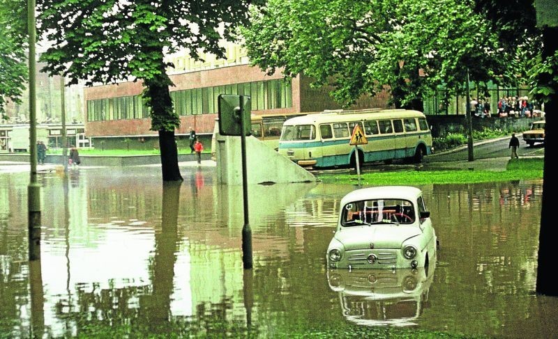 Koło hotelu Cuprum stały zalane samochody
