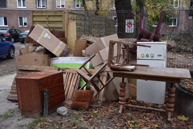 Sprzęt AGD, stare meble i inne odpady wielkogabarytowe zalegają na osiedlach