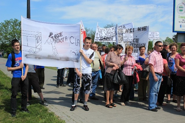 W piątek grupa około 200 osób, mieszkańców gminy Ruda-Huta, Wola Uhruska i miasta Chełm przeszła ulicami miasta. Pikietujący domagają się by prywatny przewoźnik mógł wjeżdżać do centrum Chełma i rozwozić mieszkańców. Chodzi tu o linię 120, która obecnie ma jeden przystanek przed Kameną.