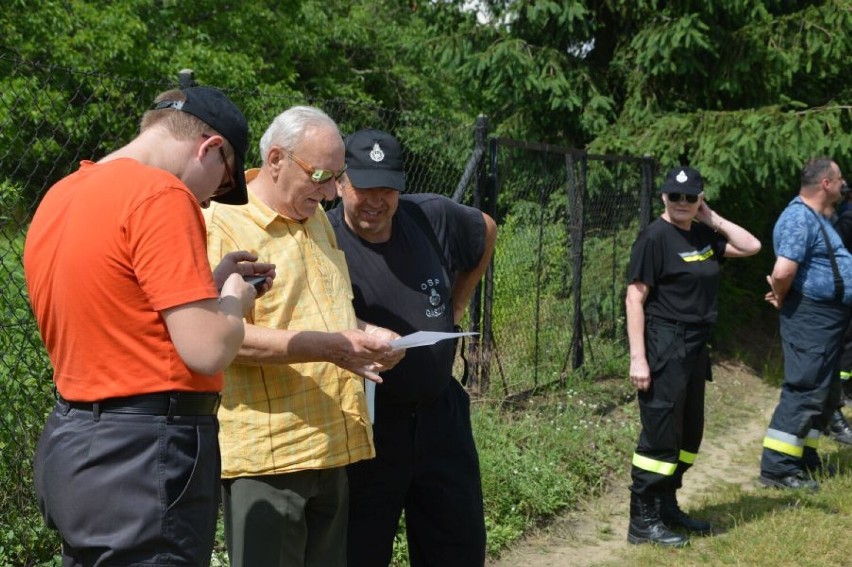 Akcja poszukiwawcza w Wieluniu. Policjanci i strażacy przeczesują okolice ulicy Częstochowskiej ZDJĘCIA