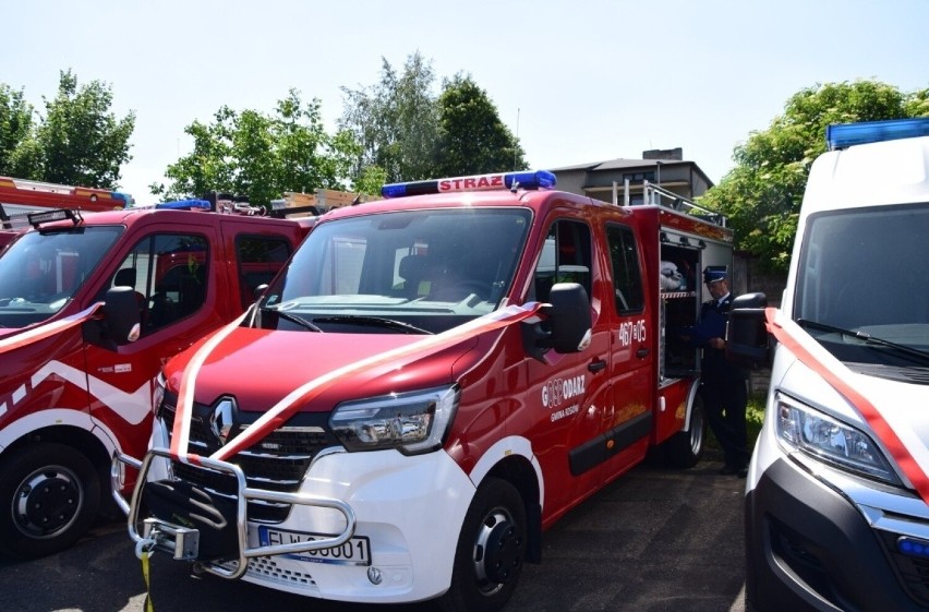Podczas uroczystości przekazano mana, volvo, citroena, opla - samochody dla strażaków ochotników
