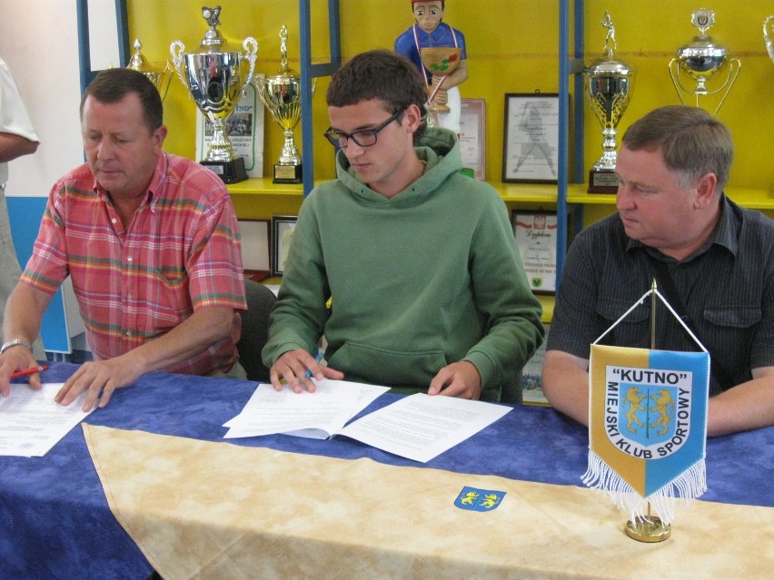 Podpisali kontrakty z MKS Kutno, poznaliśmy skład na nowy sezon 2011/2012 [FOTO]