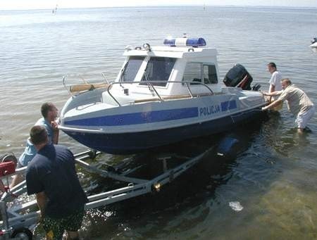 Policyjną łódź patrolową zwodowano na campingu Małe Morze we Władysławowie. Fot. Janusz Nowicki