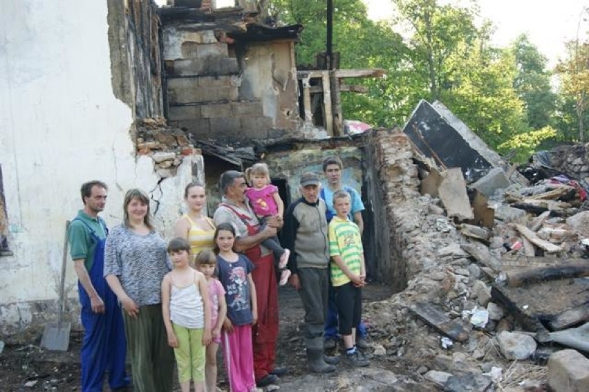 Życie po pożarze w Dobkowie. Pomóżmy rodzinie Szymańskich odbudować dom