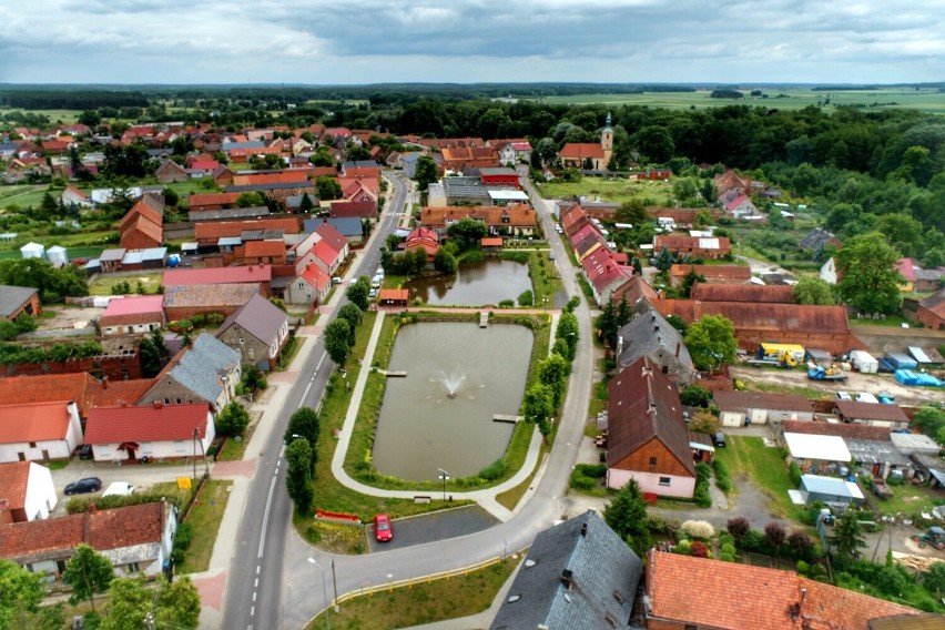 W centrum znajdują się dwa, niewielkie stawy.