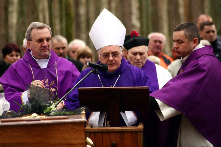 Pogrzeb leśniczego z Dobrzycy. Ponad pół tysiąca osób pożegnało Aleksandrę i Zdzisława Krause [FOTO]