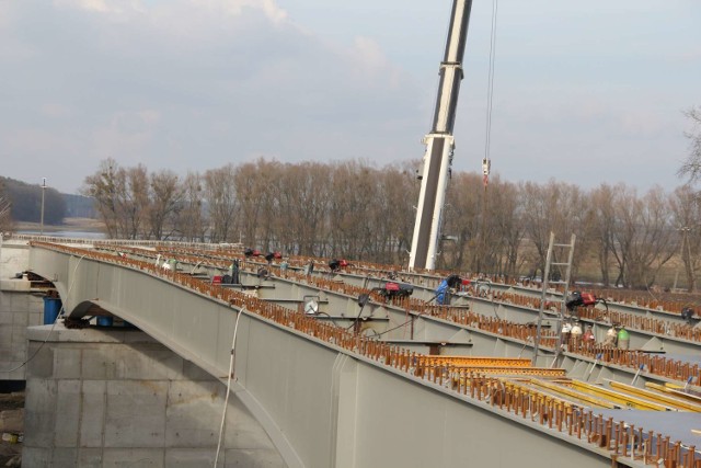 Most w Międzychodzie - obecnie trwa spawanie konstrukcji pomostu, wkrótce ułożone zostanie zbrojenie płyty.

Wizyta Jurka Owsiaka w Polska Press Grupie


źródło: MMOnline/x-news.pl.