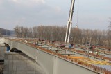 Most w Międzychodzie - obecnie trwa spawanie konstrukcji mostowego pomostu, wkrótce ułożone zostanie zbrojenie płyty