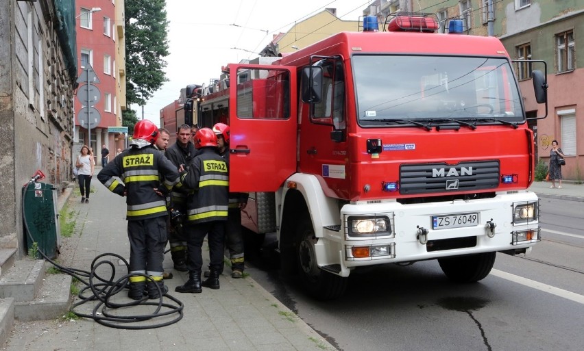 Pożar pustostanu na Niemierzyńskiej. Jeden ranny strażak [ZDJĘCIA, WIDEO]