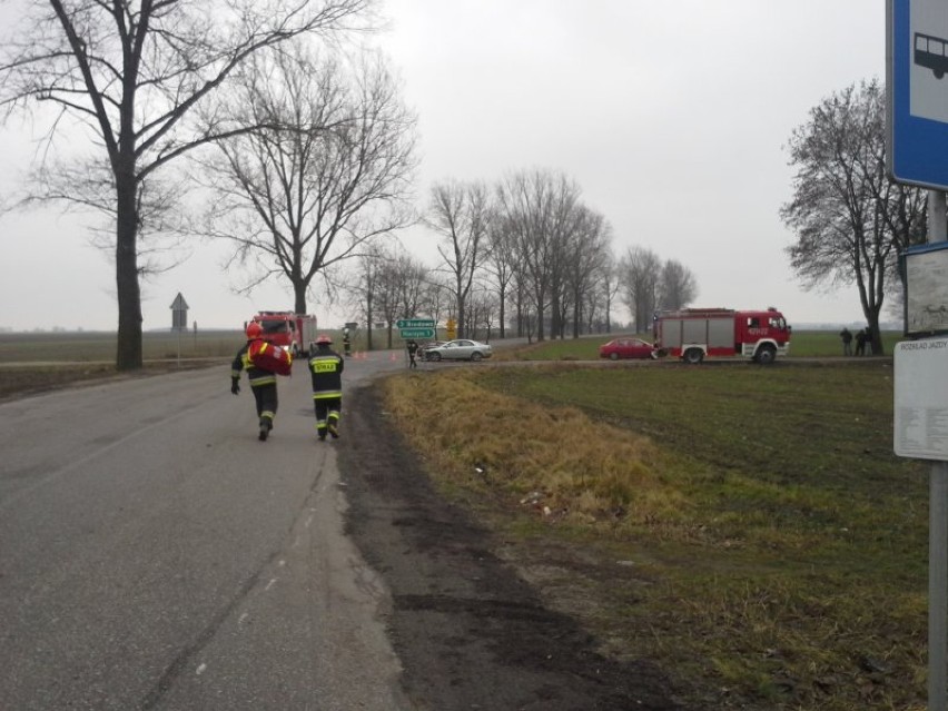 Działdowo wypadek. Samochód osobowy uderzył w tył busa [zdjęcia]