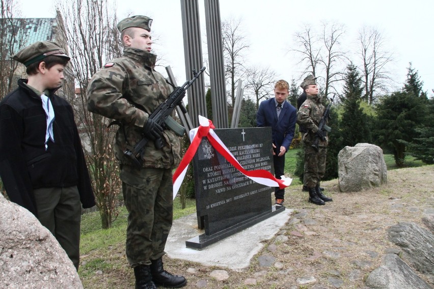 Odsłonięcie tablicy smoleńskiej w Lutomiersku