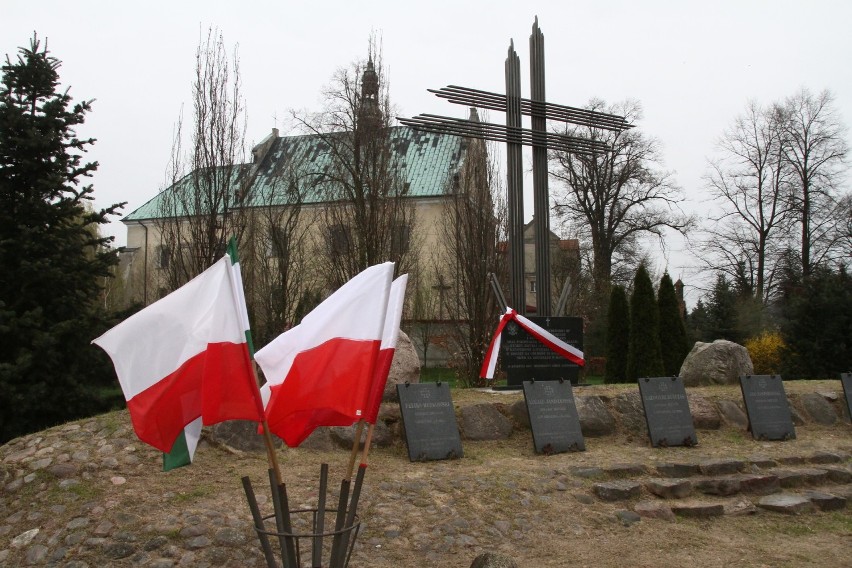 Odsłonięcie tablicy smoleńskiej w Lutomiersku