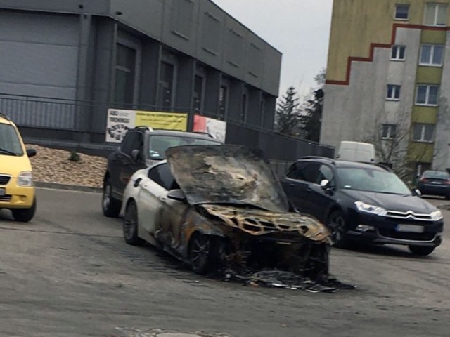 W płomieniach stanął luksusowy samochód zaparkowany przed marketem na ul. Braniborskiej