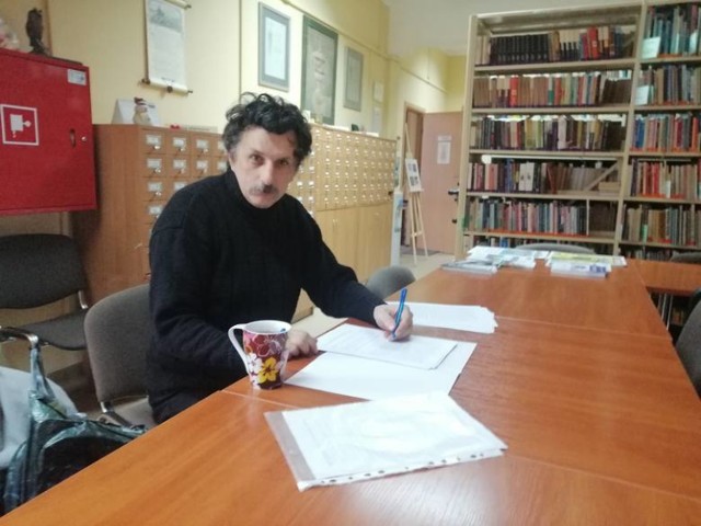 Ryszard Kowalski podczas pracy nad publikacją dotyczącą administracji