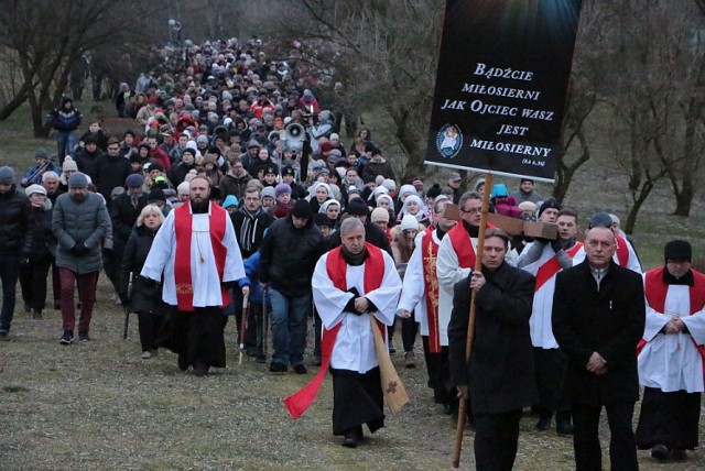 Po zakończeniu Eucharystii około godz. 17.15 pielgrzymi przejada autokarami do pierwszej stacji Wieczernik nad zachodnim brzegiem jez. Lubikowskiego między Rokitnem i Kalskiem, gdzie o 17.30 rozpocznie się XVII Nabożeństwo Kalwarii Rokitniańskiej. Pątnicy przejdą do sanktuarium i o godz. 21.00 wezmą udział w Apelu Maryjnym. Duchowni przygotują dla nich także skromny poczęstunek.