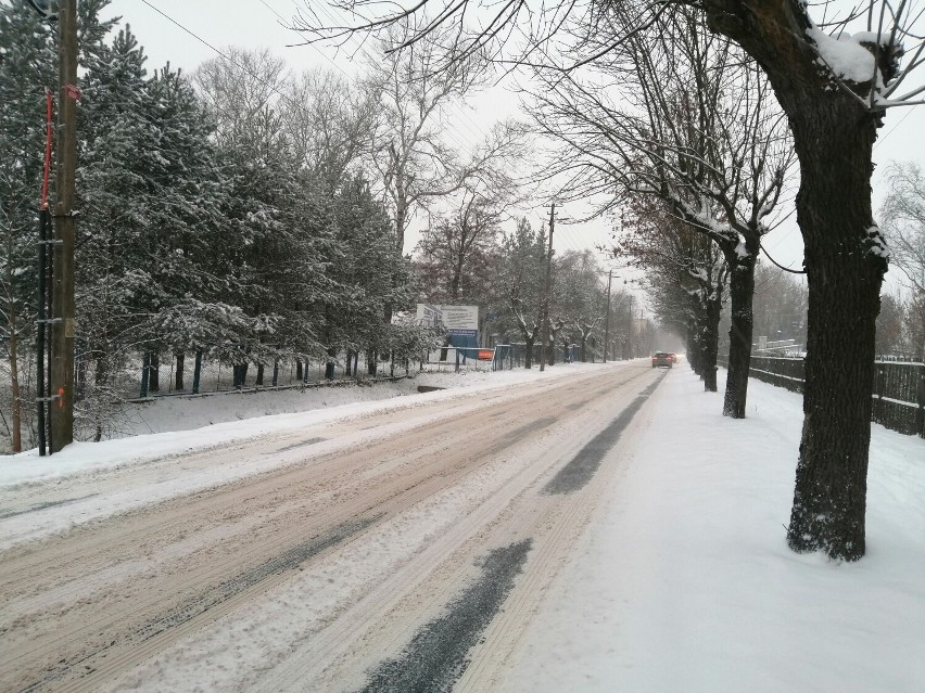 Sypnęło śniegiem w Zduńskiej Woli i będzie jeszcze sypać. Kto odśnieży ulice?