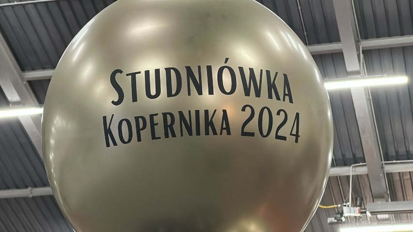 Niezwykła studniówka 2024 uczniów VII LO im. Mikołaja Kopernika w Częstochowie. Tak bawił się "Kopernik" Olsniewające zdjęcia z balu!  