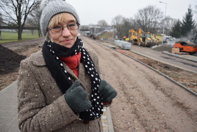 -&nbsp;Czy tę drogę zrobią na czas? Ciężko... – mówił nam w piątek Dariusz Świt, jeden z mieszkańców ul. Fabrycznej.
-&nbsp;Patrząc na to, jak robotnicy się uwijają, myślę że zdążą – usłyszeliśmy z kolei od Krystyny Majewskiej.

Kolejna z osób - także pani Krystyna, która mieszka przy ul. Towarowej - nie miała złudzeń. – Nie zdążą. Chcę, żeby te prace zakończyli jak najszybciej, bo już mam dosyć tego remontu, ale nie zdążą. Tylko modlitwa o cud zostaje, żeby się udało – usłyszeliśmy od gorzowianki.

Na Towarowej i Fabrycznej prace drogowe trwają od 30 maja. Kosztują prawie 5 mln zł. Ponad połowę, bo aż 3 mln zł, urzędnicy dostali od rządu. By jednak nie musieć oddawać pieniędzy, drogę trzeba zrobić do końca roku. To za niecałe trzy tygodnie, a po drodze są jeszcze święta, gdy nikt tu pracować nie będzie. Tymczasem na Zawarciu… 

Czytaj w poniedziałek, 12 grudnia, w "Gazecie Lubuskiej" i serwisie plus.gazetalubuska.pl

