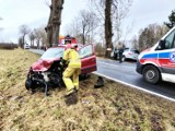 Zderzenie trzech samochodów w gminie Darłowo. Droga zablokowana. Zdjęcia 