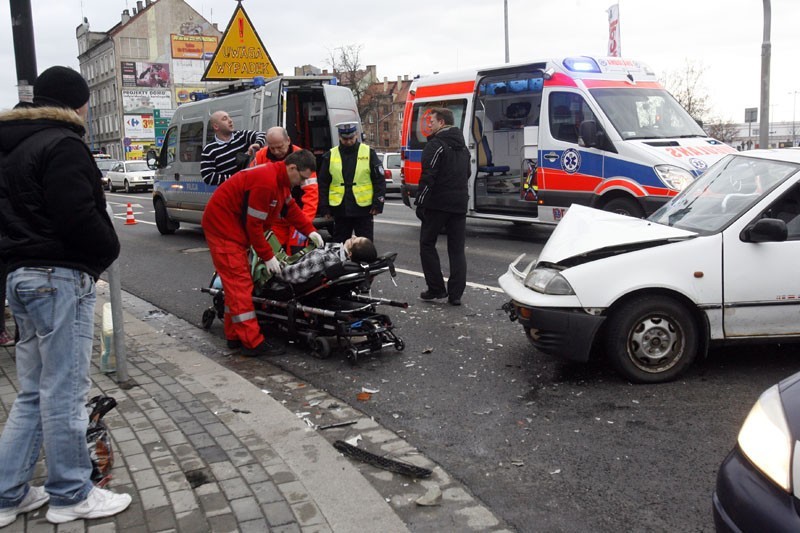 Legnica: Pasażerka ranna w wypadku (ZDJĘCIA)