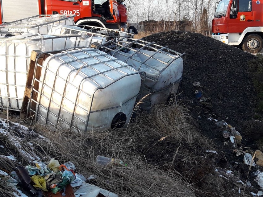 Odpady zostały wyrzucone na terenie dawnej cegielni