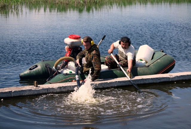Na kąpielisku Słoneczko w Piotrkowie, do jeziora Bugaj zostały wrzucone zbiorniki ze specjalnym preparatem mikrobiologicznym. Pierwsze efekty akcji oczyszczania wody będzie można zaobserwować za ok. 4-6 tygodni.  Pełen efekt - za rok.