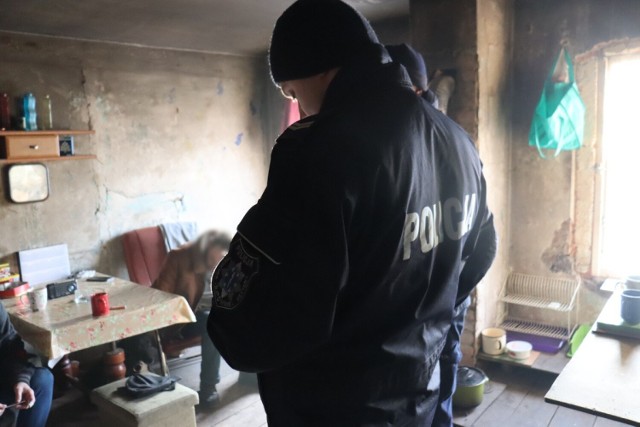 Policjanci z Bytowa sprawdzają pustostany, by pomóc bezdomnym w czasie zimy