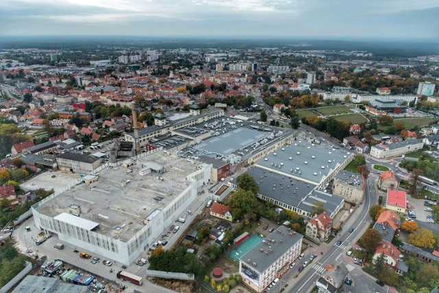 Ile zarabia się w Gorzowie, Zielonej Górze, Nowej Soli? Okazuje się, że wcale nie najwięcej. Pierwsza piątka w zestawieniu dochodów mieszkańców lubuskich miast zaskakuje. Przedstawiamy dane dla wszystkich miast województwa. Sprawdź, gdzie można liczyć na najwyższe wynagrodzenie, a gdzie płace są niższe.


Główny Urząd Statystyczny opublikował właśnie dane dotyczące dochodów mieszkańców miast. Zestawienia powstały na podstawie informacji zawartych w rocznych  zeznaniach PIT. Wynika z nich, że najbogatszych mieszkańców ma Warszawa, Kraków i Łodź, a najmniej zamożnych Gorzów, Opole i Zielona Góra. 

Dane dotyczą roku 2018. 


Zobacz wideo: Wymarłe miasteczko westernowe w Kosinie pod Drezdenkiem
