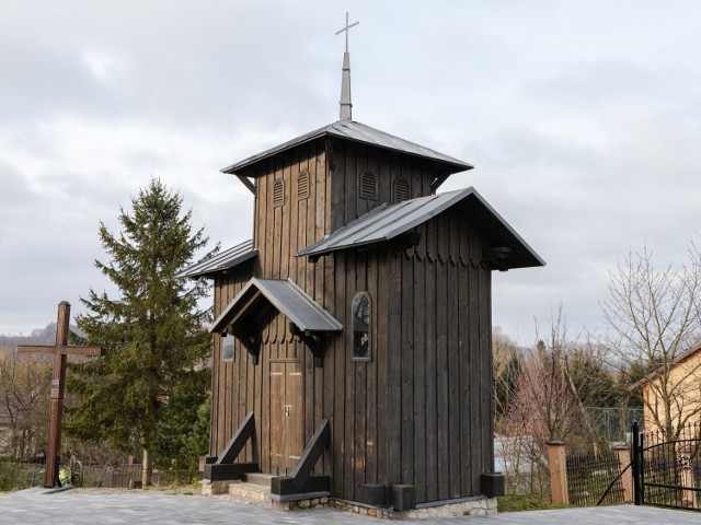 Mniej znane zabytki, które warto zobaczyć w Przemyślu i okolicy. Nz. drewniana dzwonnica w Wapowcach.