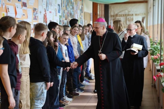 Uczniowie opatowskich szkół ugościli biskupa Krzysztofa Nitkiewicza. Zobacz jak przebiegała wizyta  w „Szkole na Górce” i opatowskiej „Dwójce”