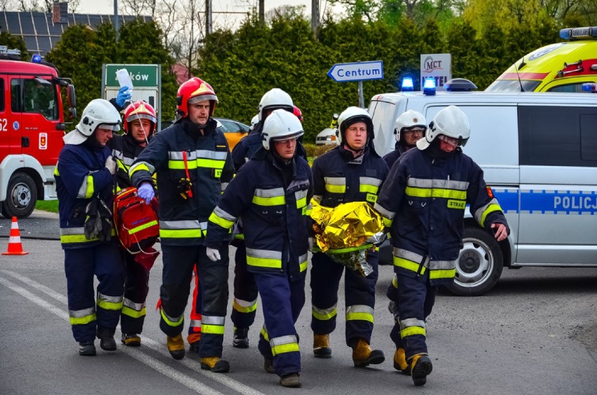 Strażacy w akcji: Trzy osoby ranne po wypadku na skrzyżowaniu w Żerkowie [ZDJĘCIA]