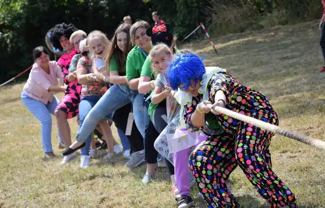 Odbyły się Dni Łącka 2019 (gm. Pakość). Mieszkańcy wzięli udział w konkurencjach sportowych, m. in. w przeciąganiu liny, siłowaniu się na ręce, strzelaniu do celu z łuku i wiatrówki. Licytowano gadżety. Dochód z aukcji przeznaczono na leczenie chorego mieszkańca Łącka. Odbył się konkurs nalewek. Na uczestników czekał tez słodki poczęstunek.