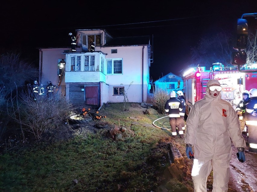 Pożar domu z mieszkańcami objętymi kwarantanną. W ogniu stanął dach pokryty eternitem 